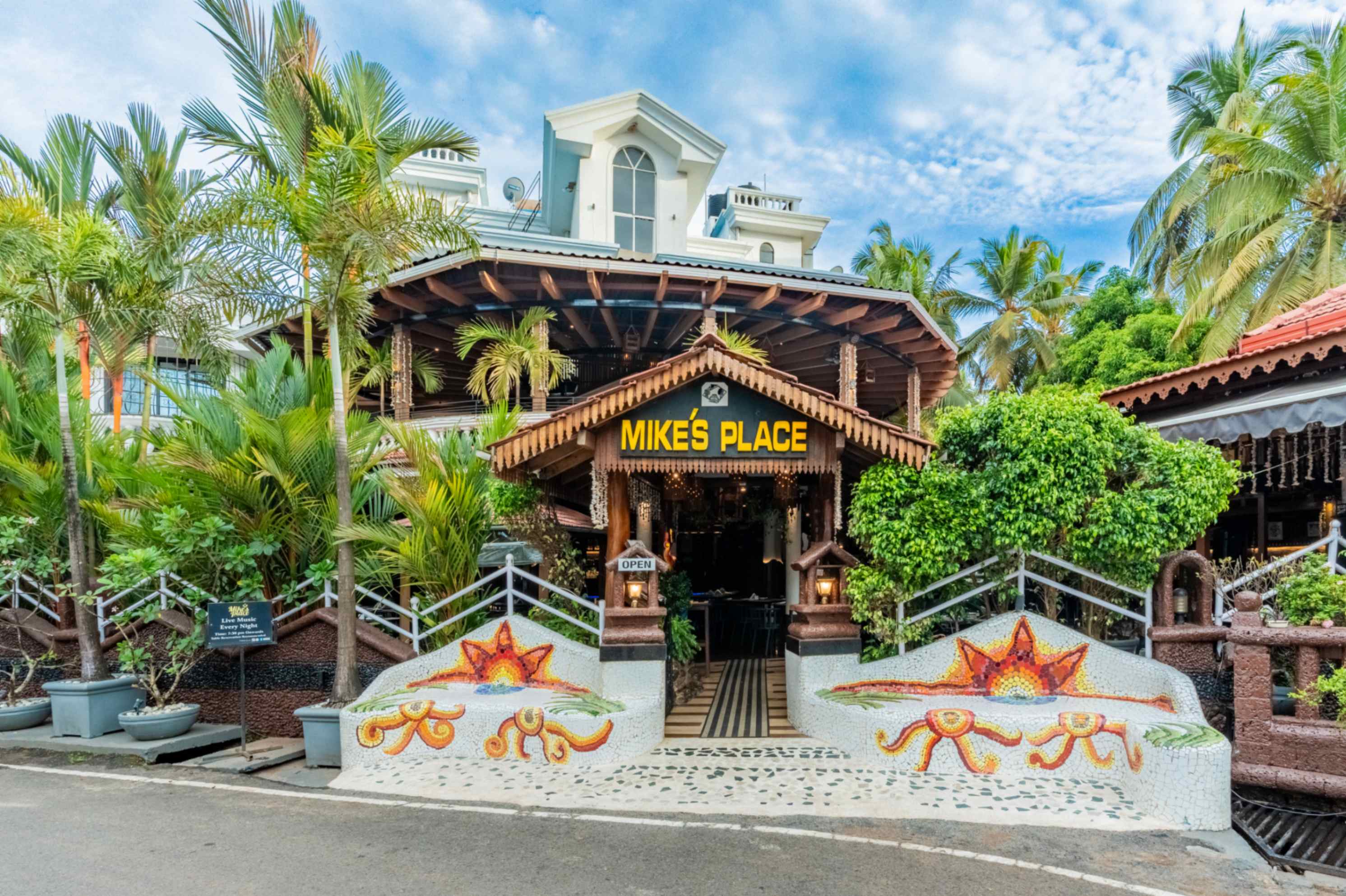 Mike's Place Ambience and Food
